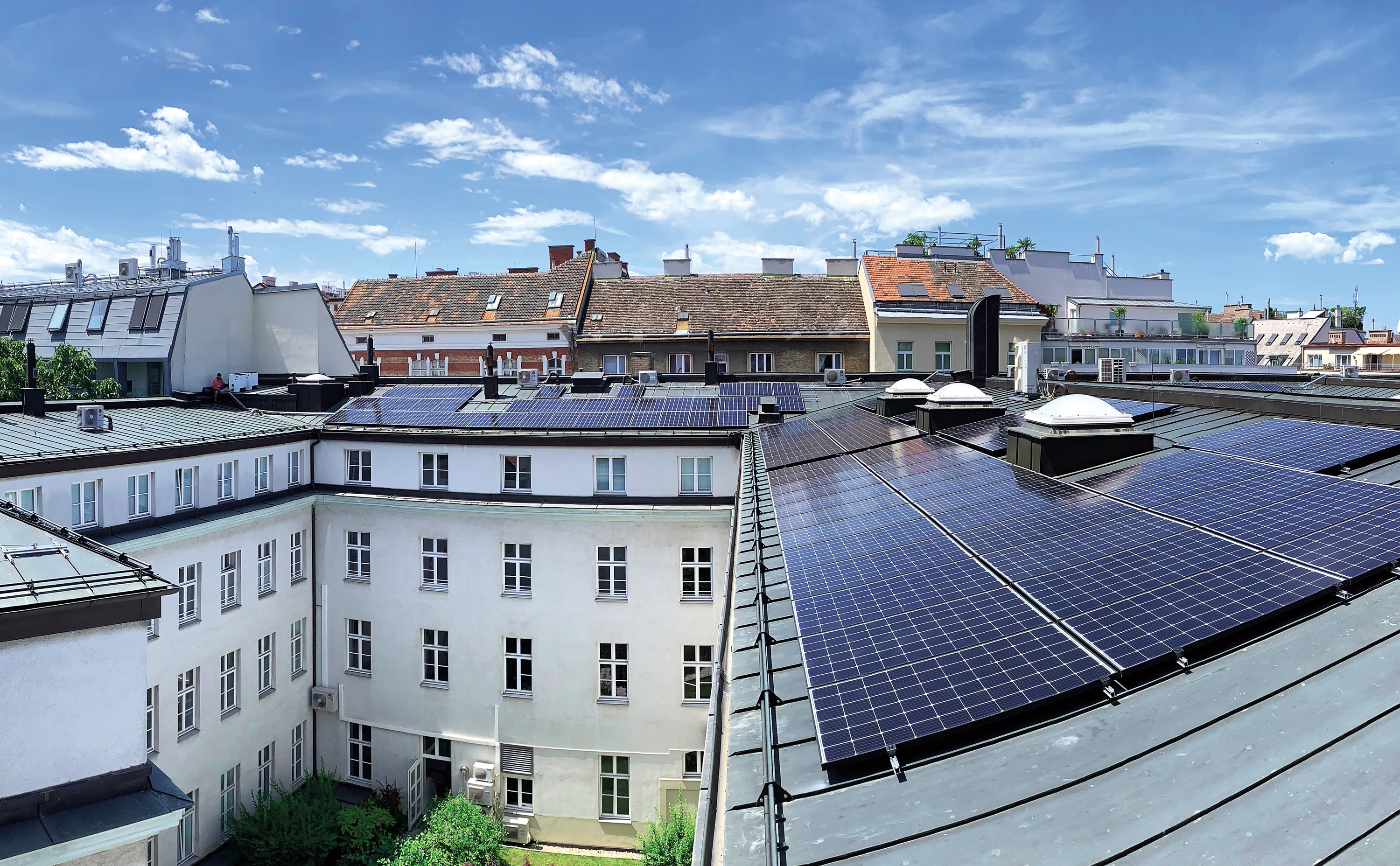 Ansicht der Photovoltaikanlage am Dach der ÖSW Unternehmenszentrale in der Feldgasse in 1080 Wien