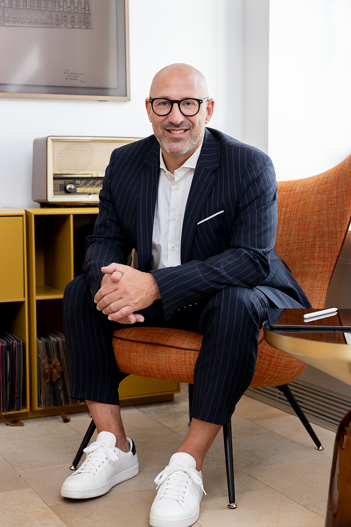 Markus Fichta, stellvertretender Generaldirektor des ÖSW, blickt auf einem braunen Sessel sitzend in die Kamera