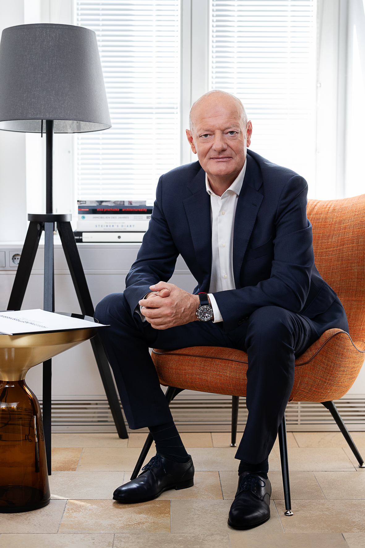 ÖSW Konzern Generaldirektor Wolfgang Wahlmüller blickt auf einem braunen Sessel sitzend in die Kamera