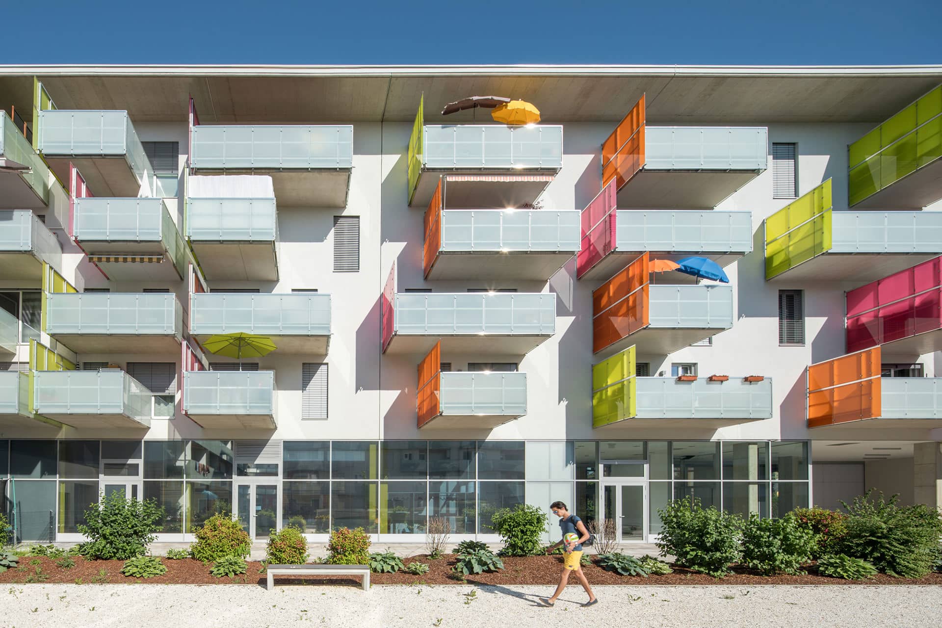 Außenansicht auf die bunten Balkone des dreigebäudigen Glanhofs in Kärnten