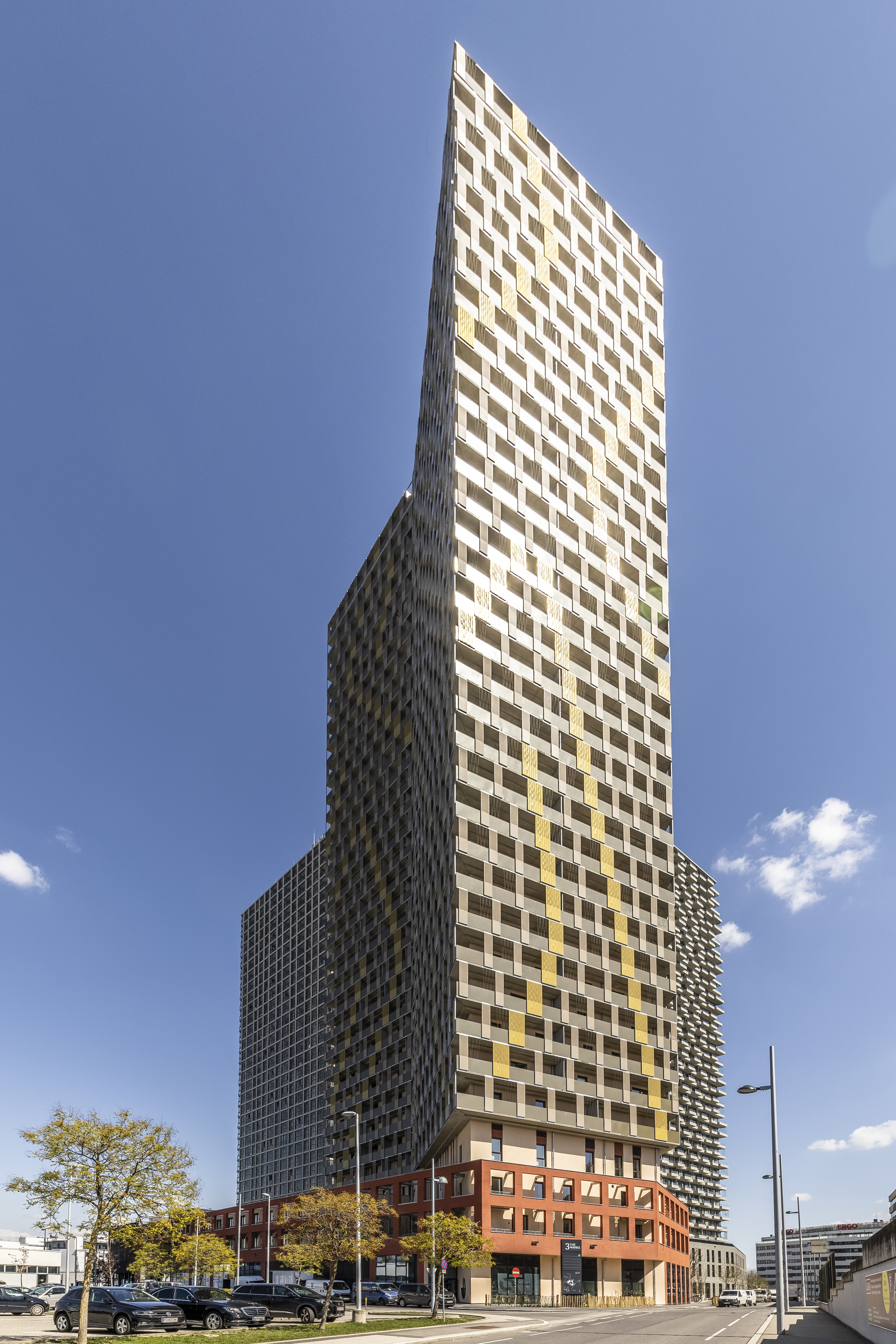 Großaufnahme des 114m Meter hohen Goldenen Turms, des Q-Towers in der Leopold-Böhm-Straße, 1030 Wien