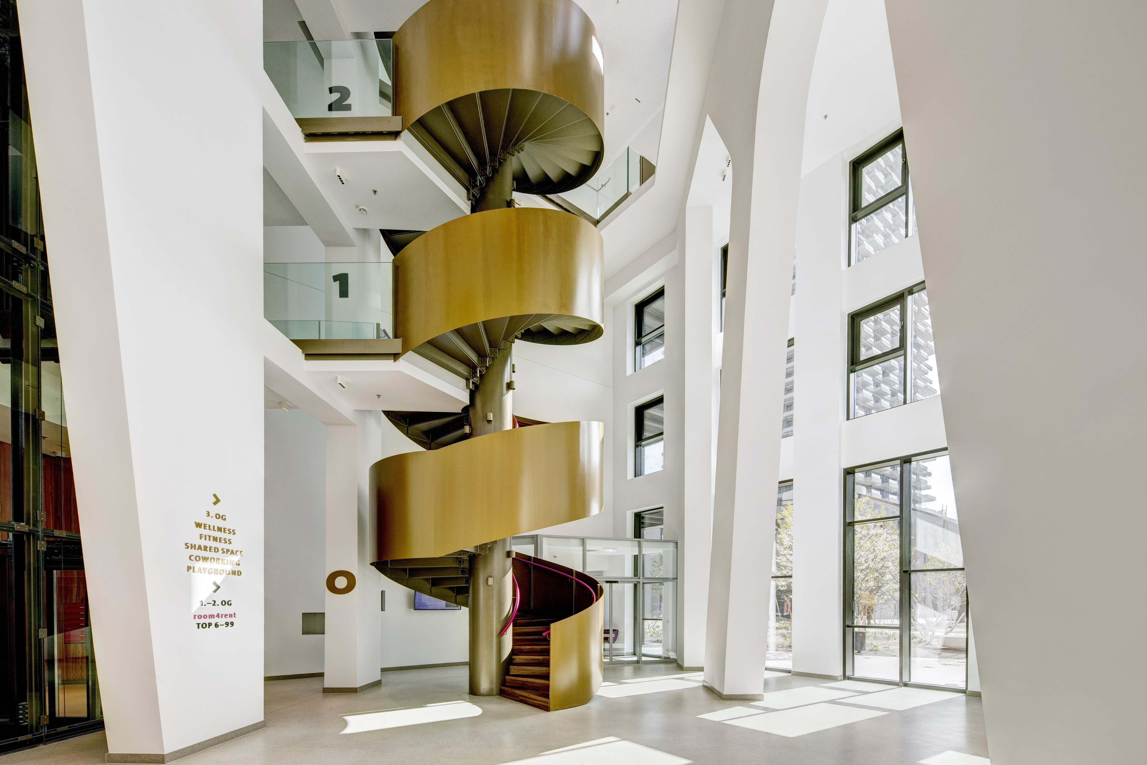 Innenansicht auf die goldene Treppe des Q-Towers in der Leopold-Böhm-Straße, 1030 Wien