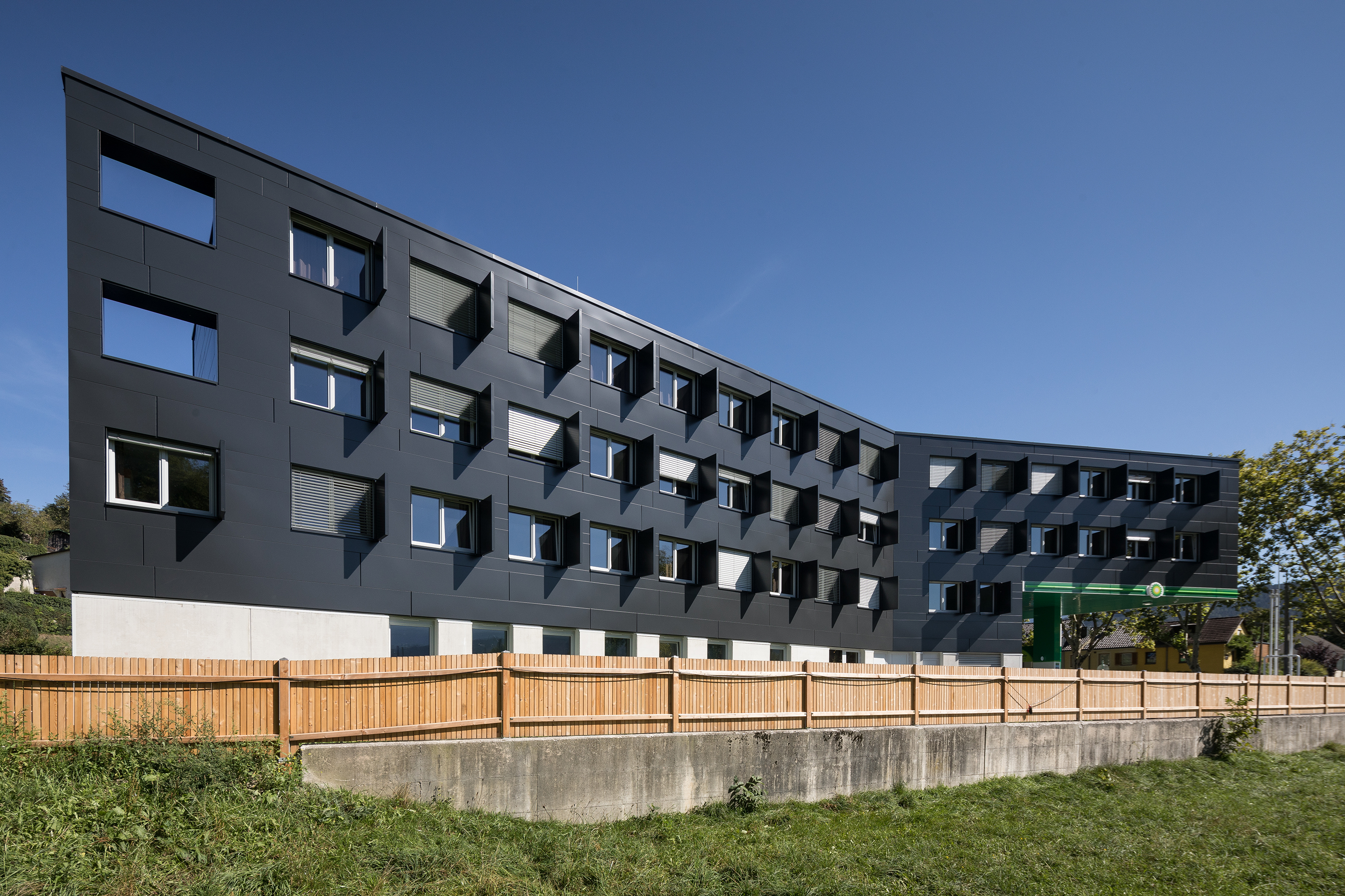 Komplette Außenansicht bei Tag des Raimund Pradler Studentenheim in der Kranebitter-Allee, Innsbruck