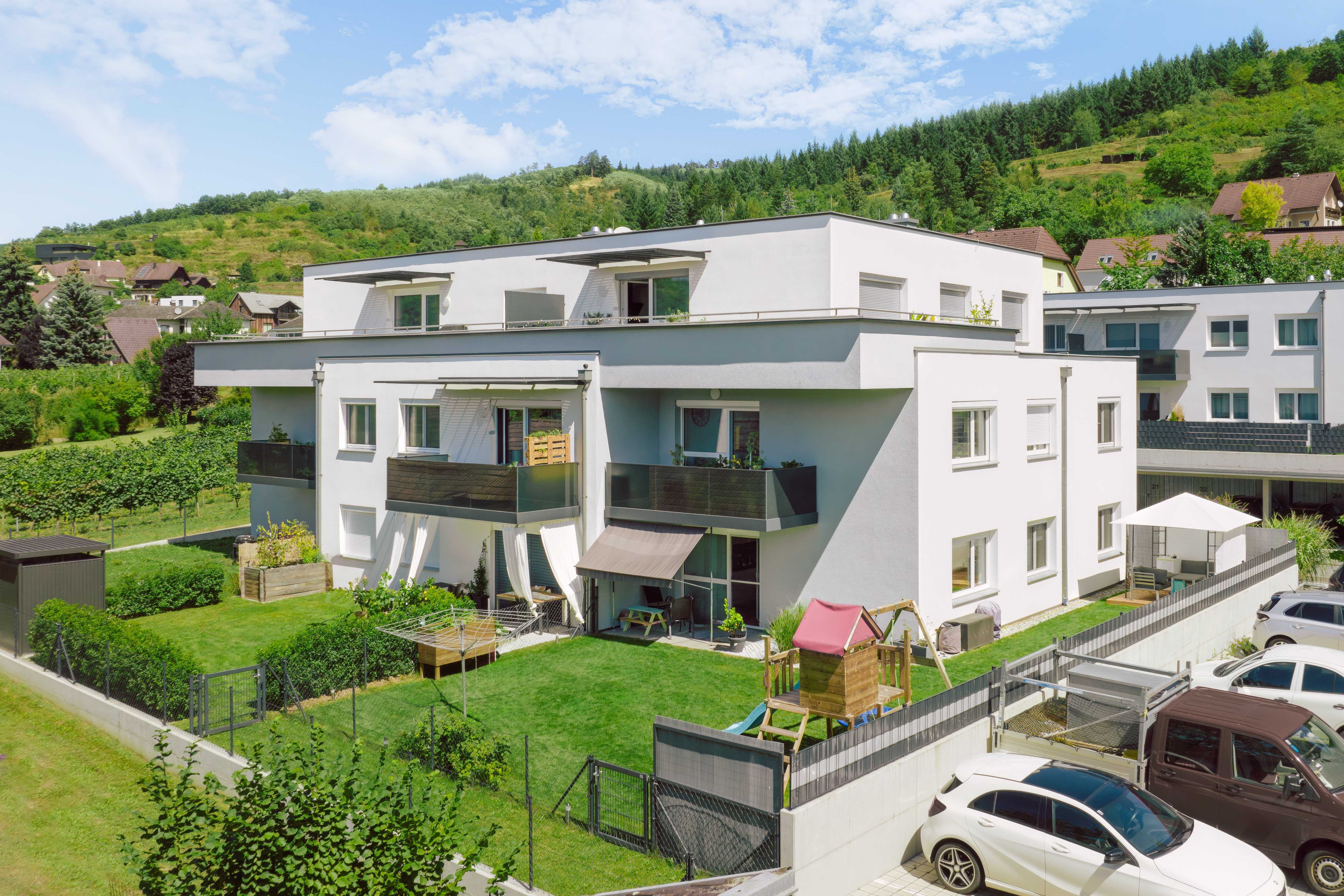 Außenaufnahme der Wohnhausanlage Schönberg am Kamp mit Blick auf die angrenzenden Weinberge