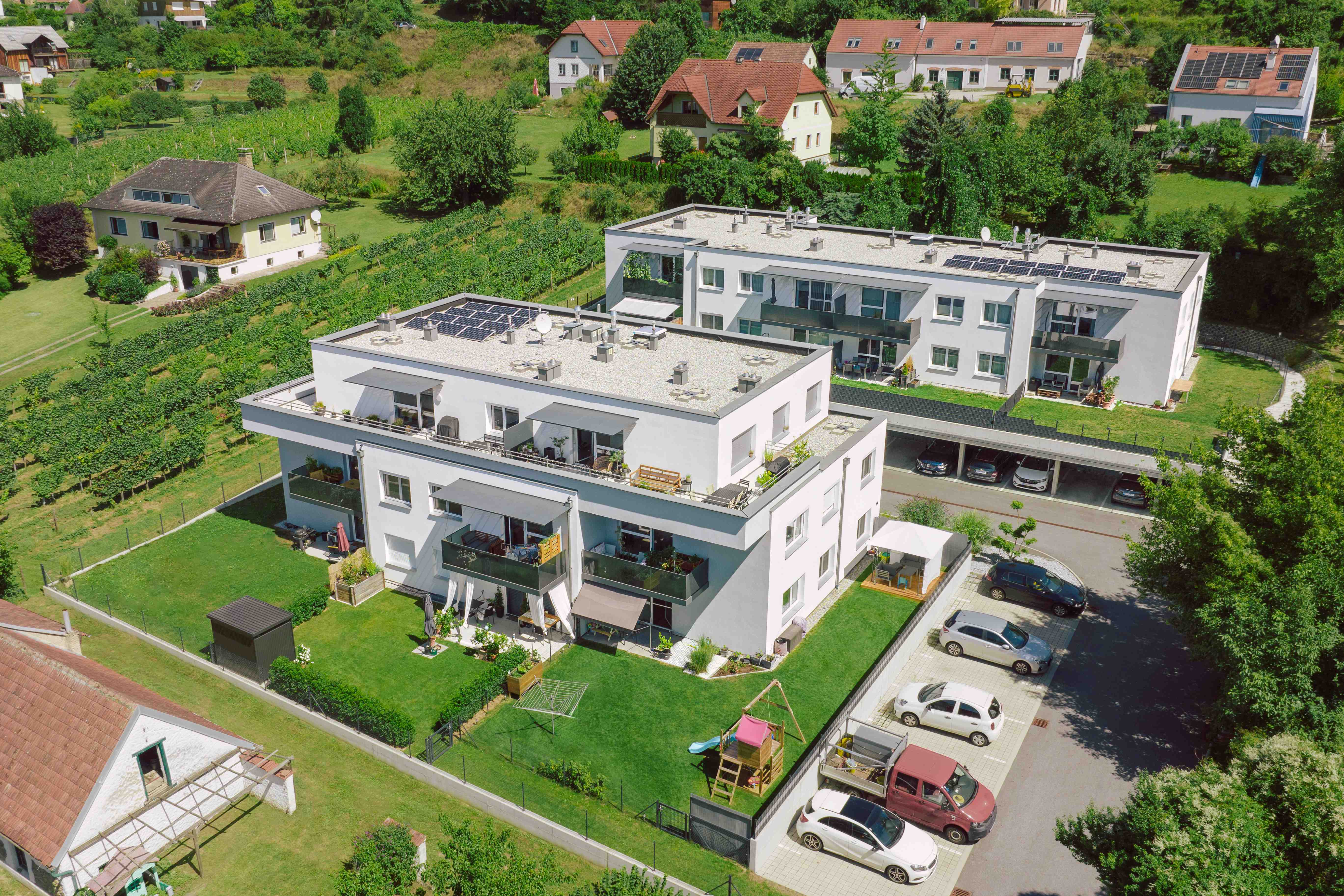 Außenaufnahme der Wohnhausanlage Schönberg am Kamp mit Blick auf die angrenzenden Weinberge