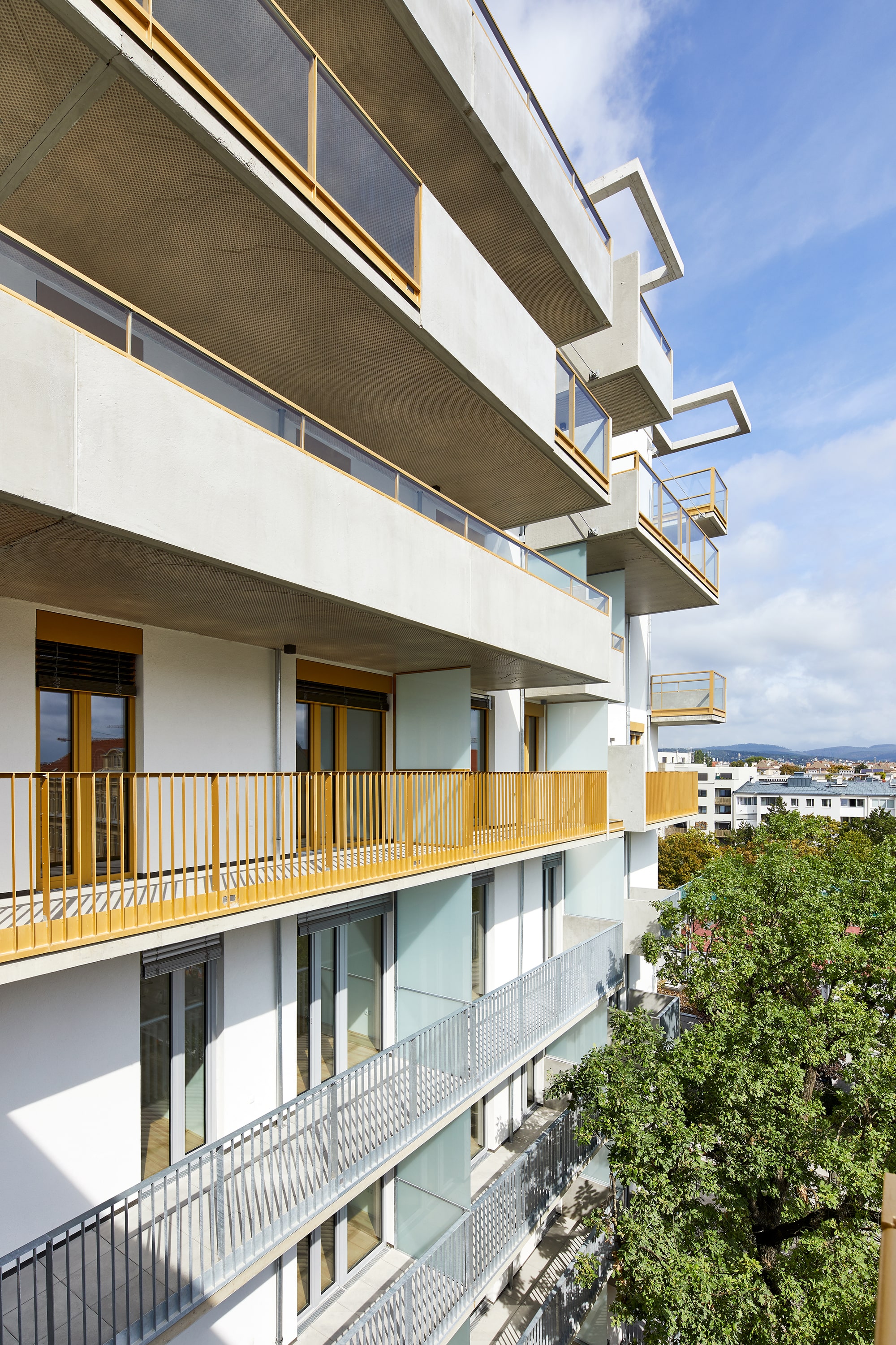 Nahaufnahme der Balkonfront bei Sonnenschein von THEOs in 1140 Wien