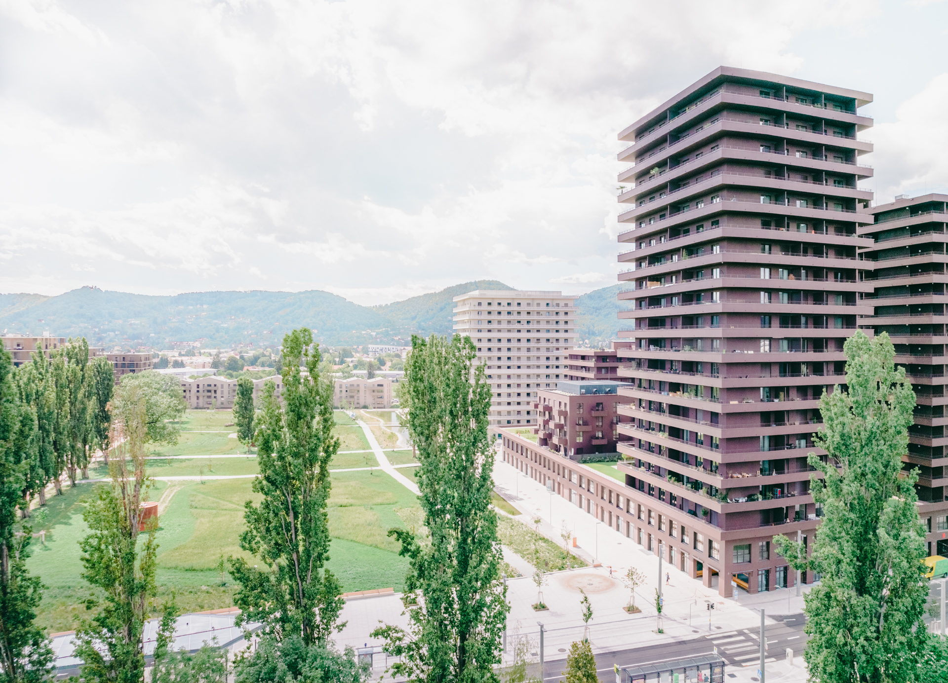 Großansicht des gesamten Komplexes von mirror, dem zweithöchsten Wohngebäude in der Steiermark